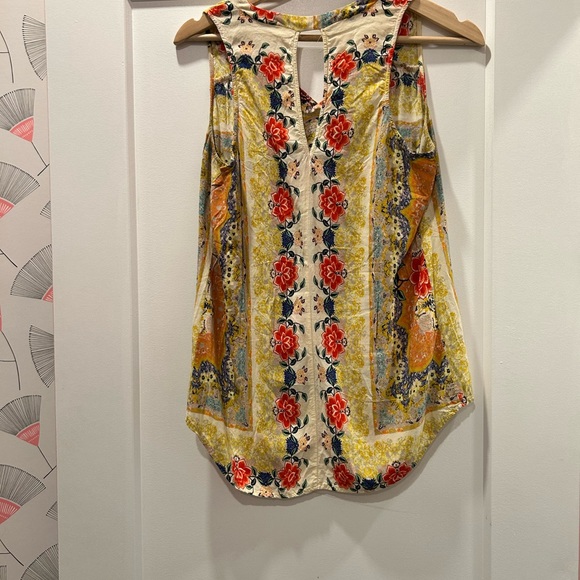 Charming Floral Sleeveless Top - Picture 2 of 6